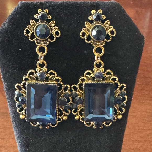 SAPPHIRE BLUE SIMULATED GEMSTONE ANTIQUE GOLD TONE DANGLE DROP EARRINGS - Picture 7 of 8